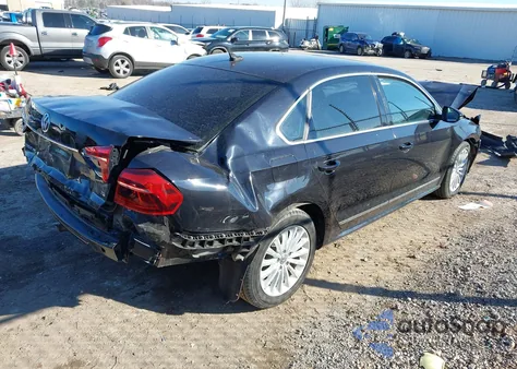 2017 Volkswagen Passat 1.8T Se z USA, uszkodzony, nr VIN 1VWBT7A34HC013228